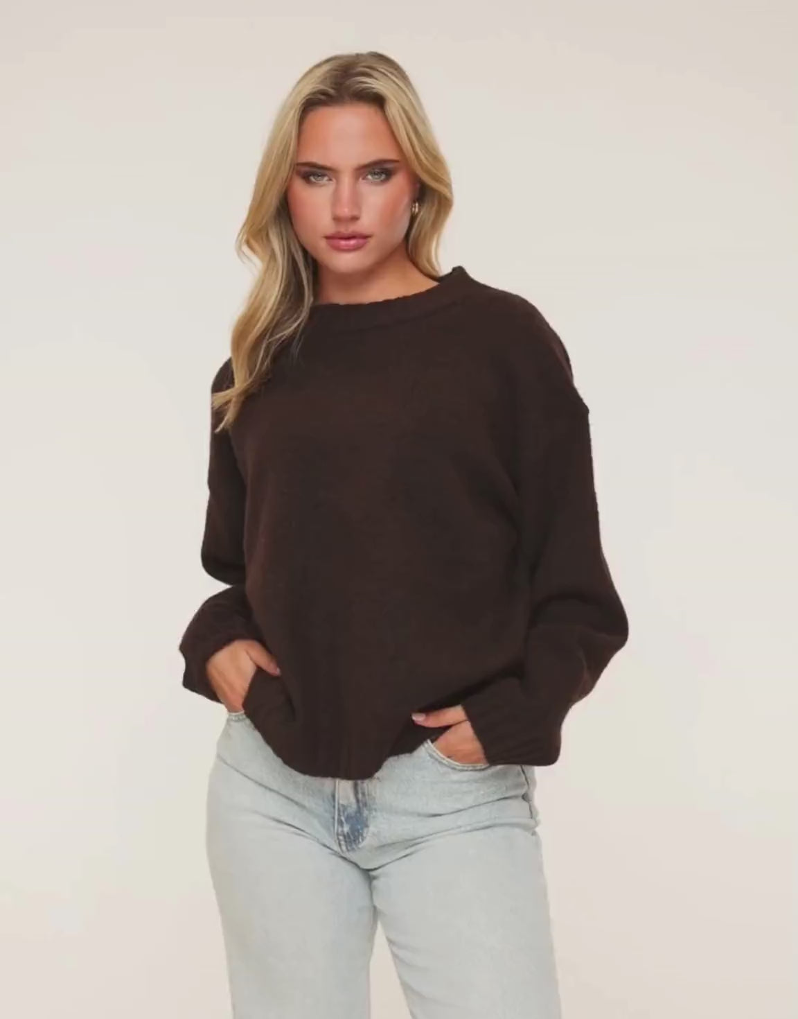 KLEDING-DONKERBRUINE-BASIC-GEBREIDE-TRUI

