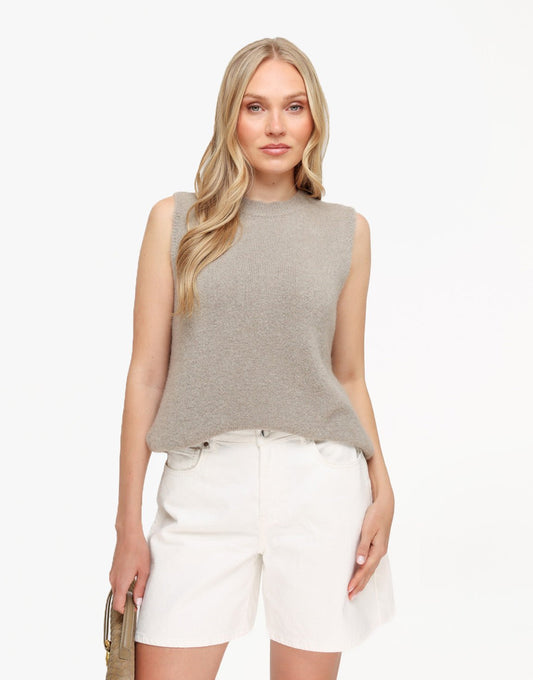 Taupe Mouwloze Fluffy - Top - Olivia & Kate