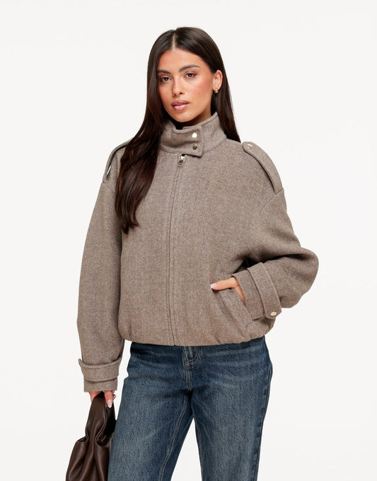 Taupe Puffy Mouw Details Elastische Onderkant - Jas - Olivia & Kate