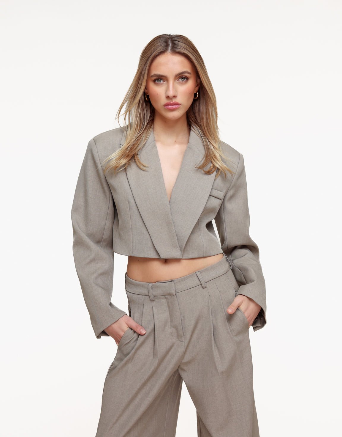 Taupe V - Hals Cropped Model - Blazer - Olivia & Kate