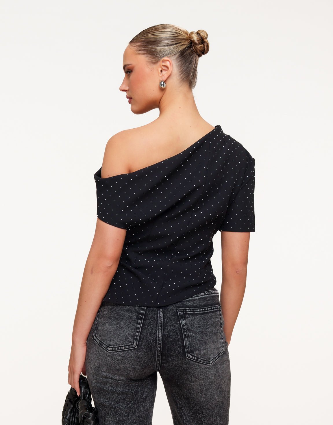 Zwarte Gedrapeerde Off Shoulder Zilveren Stenen SS - Top - Olivia & Kate