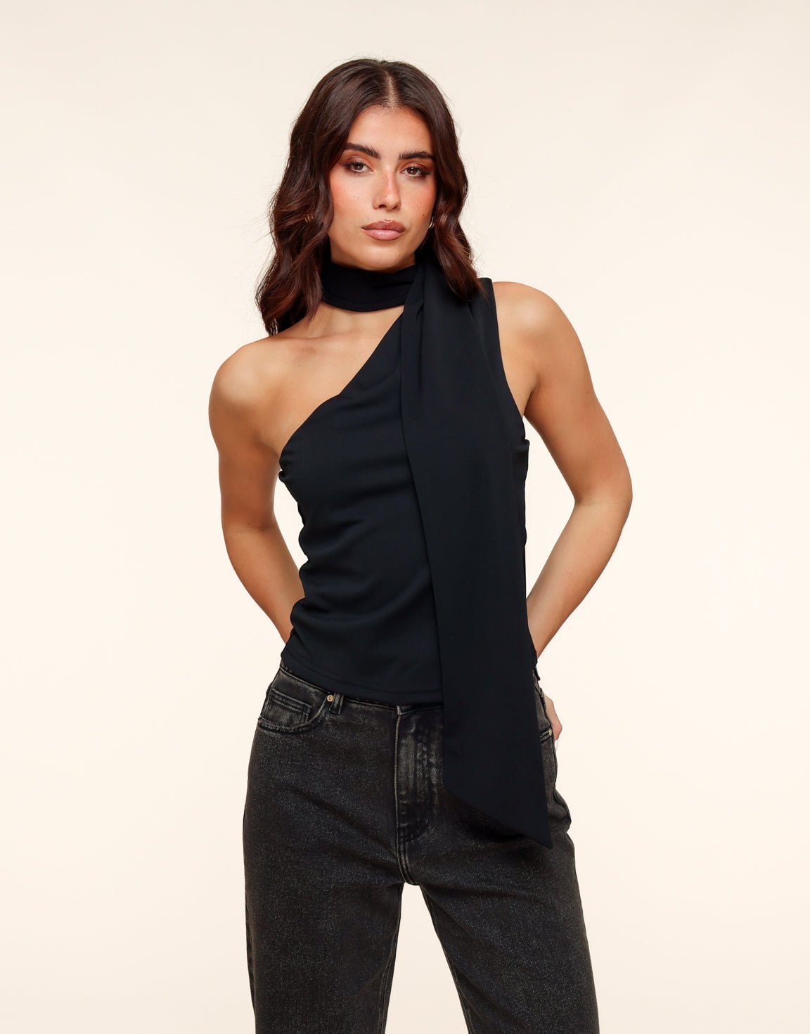 Zwarte One Shoulder Sjaal Detail - Top - Olivia & Kate