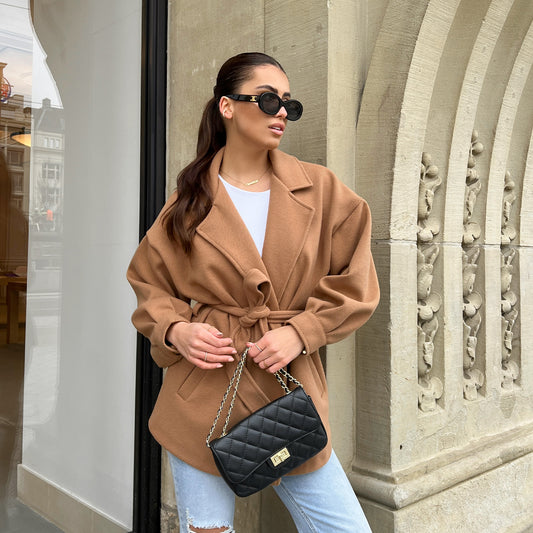 KLEDING-CAMEL-KORTE-TRENCH-LANGE-MOUWEN-STRIK-SHORT-WITTE-BASIC-KORTE-MOUWEN-TSHIRT-BLAUWE-DENIM-JEANS-SPIJKERBROEK-ZWARTE-LEREN-TAS-GOUDEN-DETAILS-GOUDEN-KETTING-SIERADEN-ZWARTE-ZONN