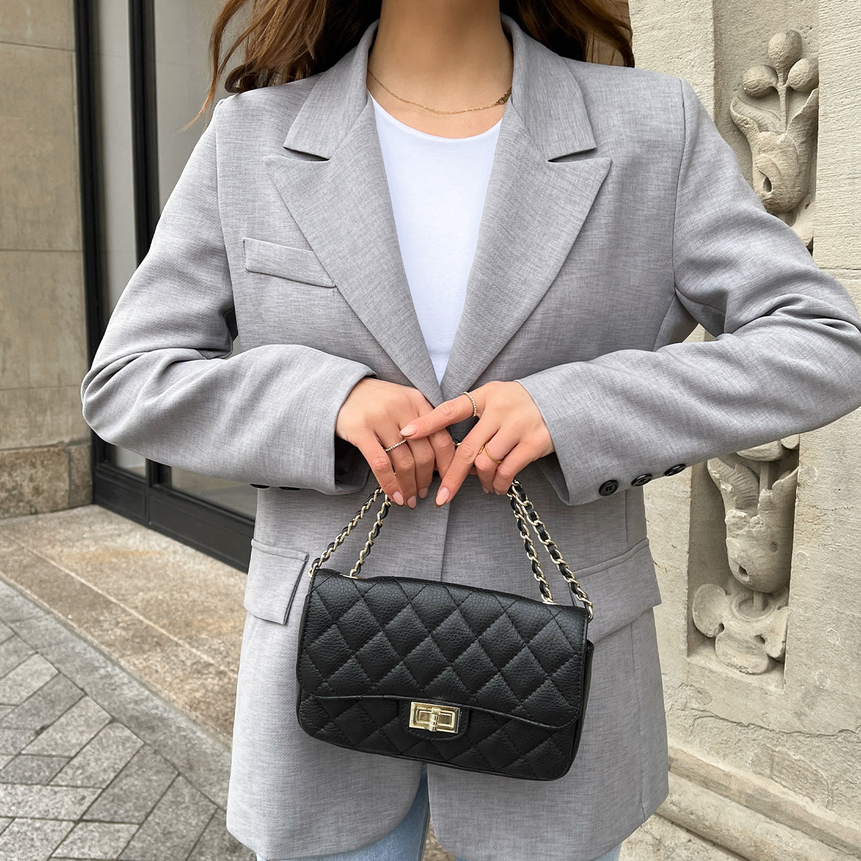    KLEDING-WITTE-BASIC-TSHIRT-CROPPED-KORTE-MOUWEN-GRIJZE-LANGE-MOUWEN-OVERSIZED-BLAZER-ZWARTE-KNOPEN-LICHTBLAUWE-RECHTE-LANGE-SCHEUR-BROEK-DETAILS-ZWARTE-LEREN-TAS-GOUDEN-DETAILS